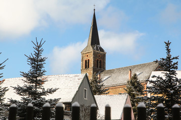 Fototapeta na wymiar Güntersberge im winterlichen Harz Kirche