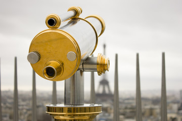 telescopе on the Arc de Triomphe in Paris .