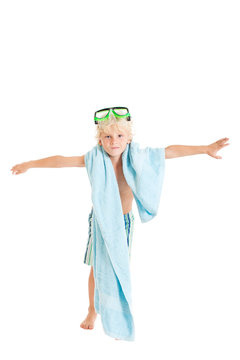 Мальчик в плавках и маске с полотенцем