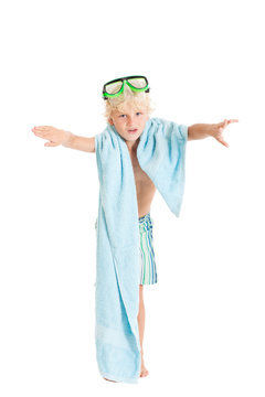 Мальчик в плавках и маске с полотенцем