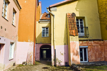 Fototapeta na wymiar Vilnius oldtown street w słoneczny dzień