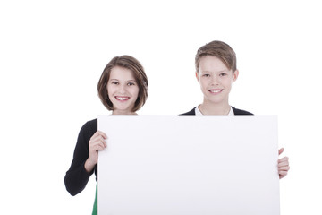 Zwei Kinder halten weißes Plakat children with white wall