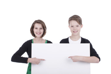 Zwei Kinder zeigen auf weißes Plakat