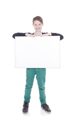 Junge schaut über leere Tafel - boy with message board