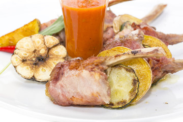 Запеченный ягненок с овощами и томатным соком