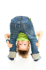Kind schaut durch seine Beine - Child looking through his legs