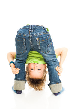 Kind schaut durch seine Beine - Child looking through his legs