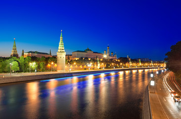 Fototapeta na wymiar Widok na Kreml i rzeki Moskwy w nocy.