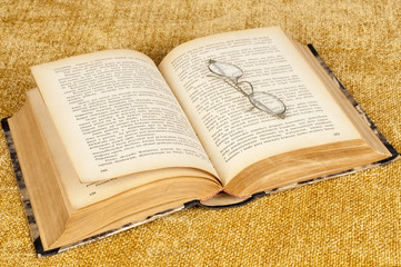 Obraz premium old vintage opened books