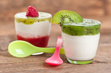 2 Joghurts mit Löffeln