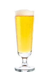 Bier vor weißem Hintergrund