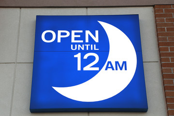 Obraz premium Open Sign on Brick Wall