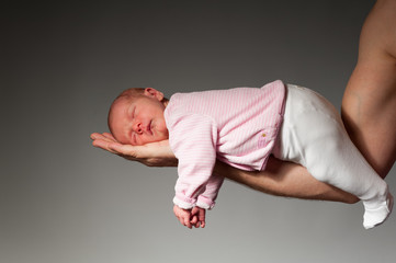 baby auf arm liegend
