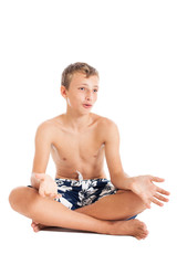 Парень в плавательных шортах