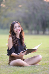 Obraz premium asia woman reading in the park