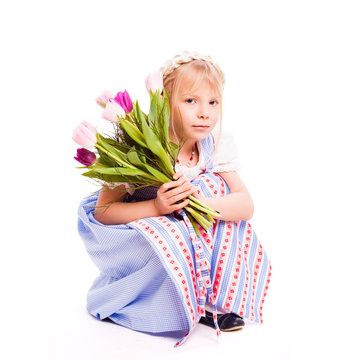 kleines Mädchen im Dirndl und mit Blumenstrauss