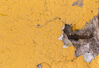 Obraz premium Details of a concrete yellow divider wall falling apart