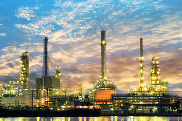 Obraz na płótnie Canvas Rafinerii ropy naftowej na zmierzchu