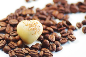 Kaffeebohnen mit Schokoladen Herz