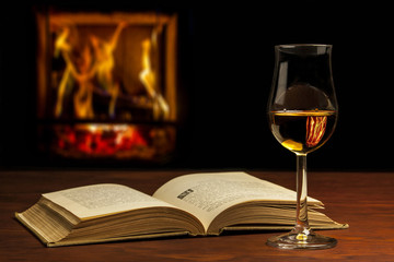 Buch mit Whisky und Feuer