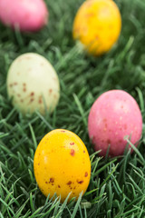 Fototapeta na wymiar Kolorowe jaja wielkanocne