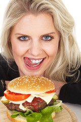 Model Frau Gesicht mit Hamburger leckt sich den Mund Nahaufnahme