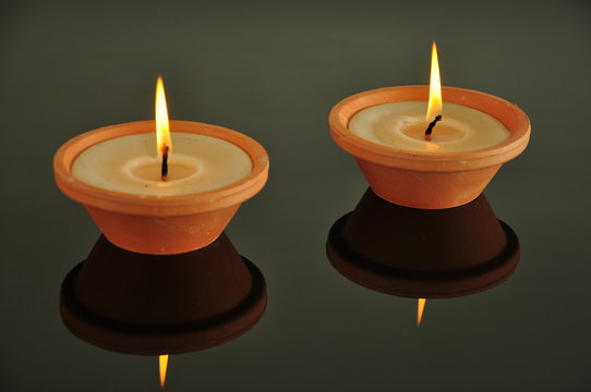 Płonące znicze na czarnym tle