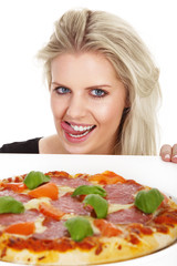 Model Frau Gesicht mit Pizza leckt Zunge Nahaufnahme