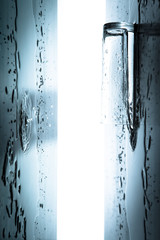 Hochkant abstrakte Darstellung von Wassertropfen u Glas