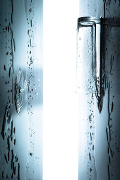Hochkant abstrakte Darstellung von Wassertropfen u Glas © Timo Blaschke