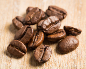 Kaffebohnen auf Holzbrett