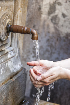 se laver les mains à une fontaine d'eau publique