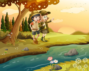 Une fille et un garçon au bord de la rivière