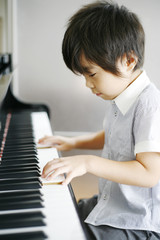 ピアノを弾く男の子