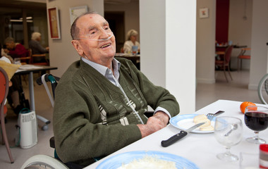 Homme handicapé et malade en maison de retraite