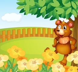 Foto op Plexiglas Beren Een beer die bij de bloemen staat