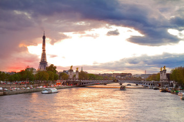 Fototapeta na wymiar Most Aleksandra III i Wieża Eiffla, Paryż,