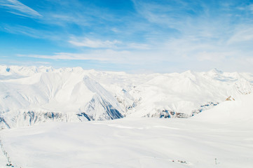 Fototapeta na wymiar Góry śniegu na słoneczny dzień zimowy