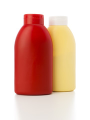 ketschup und mayonnaise in kunststoffflaschen