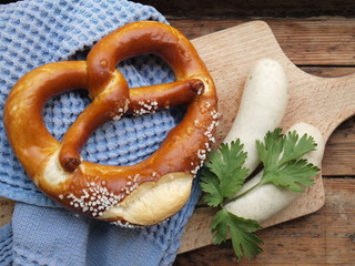 Weißwürste mit Brezel und süßem Senf, traditionelles Essen in Bayern, Oktoberfest