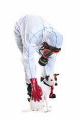 Mann im Schutzanzug und Hund