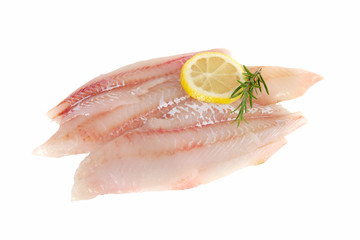 tranches de filet de poisson crues sur fond blanc