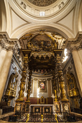 Fototapeta na wymiar Katedra w Foligno, wnętrze