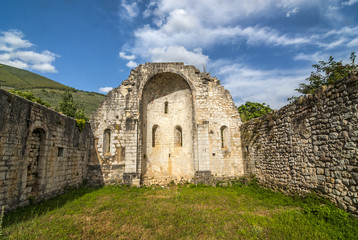 Fototapeta na wymiar Ruiny kościoła w Umbrii