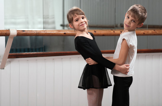 Children dancing in a ballet barre