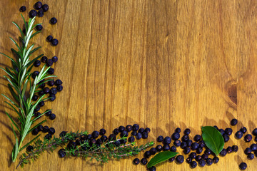 Rahmen aus Wacholderbeeren, Lorbeerblätter, Rosmarin, Thymian