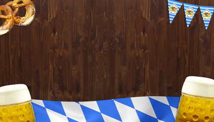 Holzwand mit Bayern Fahne und Bierkrügen