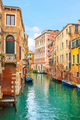 Fotobehang Cityscape van Venetië, waterkanaal en traditionele gebouwen. Italië © stevanzz