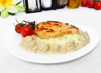 Turkey cutlets with mushrooms - Putenschnitzel mit Rahmchampigno