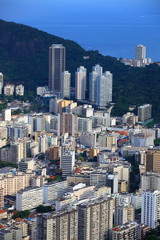 Obraz premium Tall buildings in the mountains of Rio